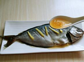 加入料酒。(白酒也可以)