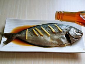 滴入蒸鱼豉油。