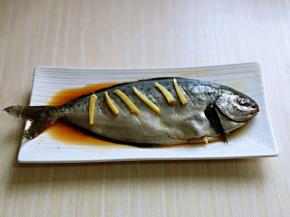 用手轻轻按摩鱼身，使其均匀吸收到酱汁。