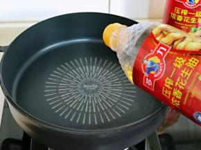 不粘锅中倒入食用油。