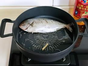 先用生姜擦一下锅底，中小火煎至两面金黄。(这样煎鱼不容易把鱼皮粘掉。)