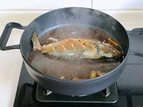 加入纯净水，水量没过鲈鱼为佳。