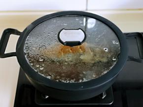 大火烧开后，转中小火15分钟。(时间需要根据鱼的大小做调整，我这条鱼1斤多点)