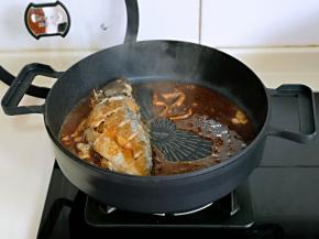 待汤汁收到微浓时，用勺子盛汤往鱼身上浇。反复多次。