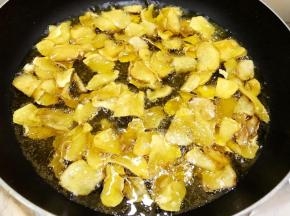 锅里倒入植物油，油温升高后转小火分次放入半干的红薯片慢慢炸至金黄