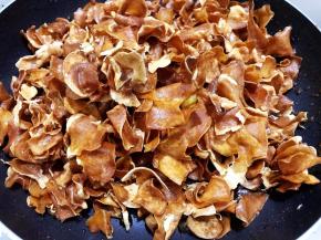 加入炸好的红薯片