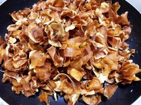 加入炸好的红薯片