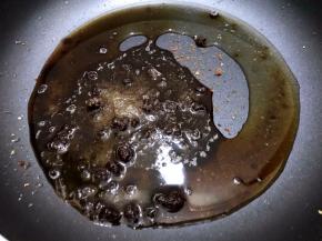 锅里放入炸油，加入红糖粉和水（红糖粉的量看是否喜甜，我放了25克就觉得挺好了）
中火煮开后转最小火慢慢熬