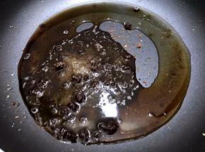 锅里放入炸油，加入红糖粉和水（红糖粉的量看是否喜甜，我放了25克就觉得挺好了）
中火煮开后转最小火慢慢熬