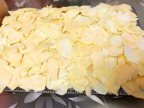 摆在铐网里，天气好可以摆在阳台上吹到半干，表面摸起来干燥没有太多水份就可以