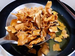 变金黄色后马上用漏勺捞出
动作要快姿势要帅
毕竟金黄与糊掉之间只有少少的时间，大家要掌握好