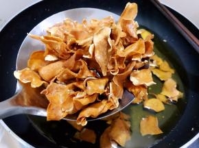 变金黄色后马上用漏勺捞出
动作要快姿势要帅
毕竟金黄与糊掉之间只有少少的时间，大家要掌握好