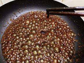 用筷子蘸取少量不会很快滴落