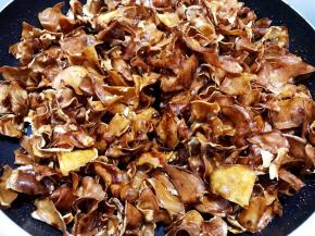 快速翻炒均匀，让每块薯片均匀裹上汤汁