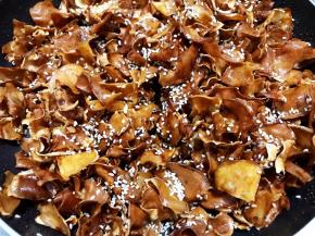 关火撒上熟白芝麻即可
出锅倒在烤盘里晾凉用筷子划拉开，做好的苕酥糖是片片分开不会粘粘在一起的