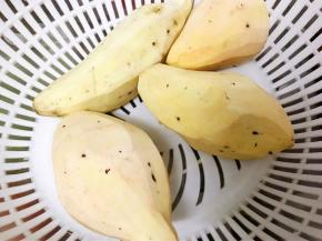 红薯选择干面那种
红薯用干净的削皮刀去皮
去皮后就不要再洗了，以免影响后面烘干