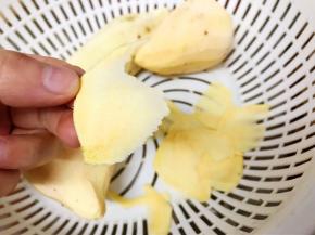 用削皮刀削成厚薄均匀的小片
如果你刀工好也可以切，要求厚薄均匀，不要切太大片就行