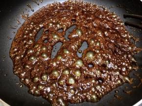 熬至红糖至滚大泡变浓稠