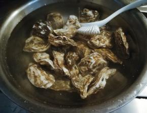 用刷子刷洗干净