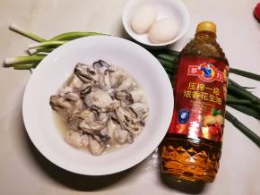 取出海蛎肉  准备好鸡蛋  花生油  香葱