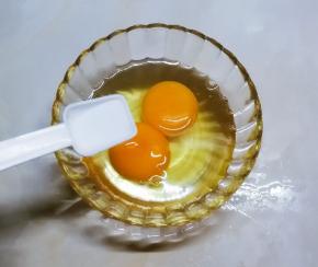 鸡蛋打散 放入2克盐