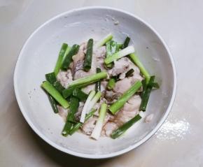 放入部分葱段  余下的葱后面再放