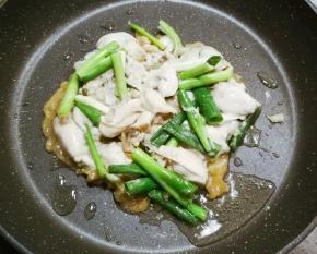 取一炒锅  放入花生油  油热倒入拌好的海蛎浆  摊平