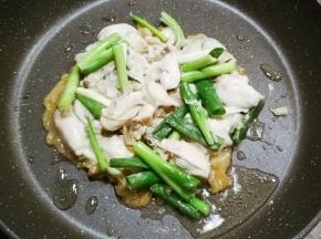 取一炒锅  放入花生油  油热倒入拌好的海蛎浆  摊平