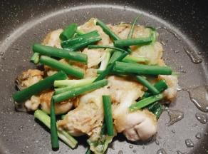 先不要急着翻面  等定型后再翻  煎另一面