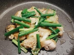 先不要急着翻面  等定型后再翻  煎另一面