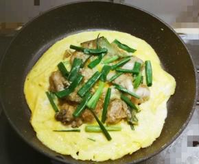 继续煎制  两面成熟即可