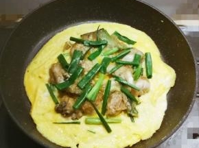 继续煎制  两面成熟即可