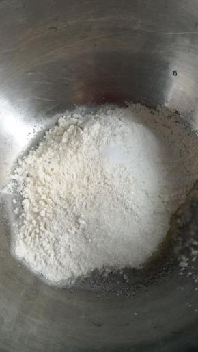 面粉、白糖、盐、混合均匀