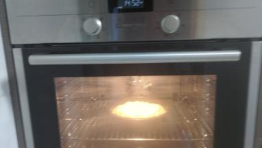 放入烤箱烤30分钟，看状态，直到表面金黄就可以了!