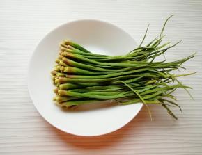 从蒜苔上摘取蒜苔尖。