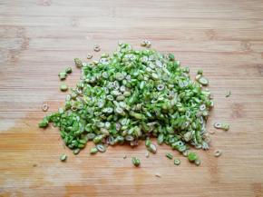 蒜苔尖掐掉末梢的黄叶，清洗干净切碎。