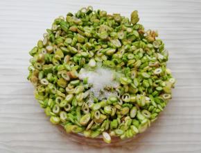 加入水和盐搅拌均匀。