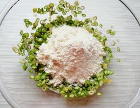 加入面粉搅拌均匀。