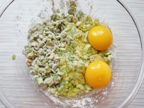 打入两个鸡蛋。