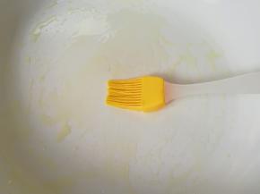 平底锅刷上一层食用油。