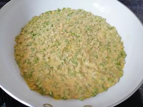 倒入蒜苔尖鸡蛋糊，用铲子摊平。