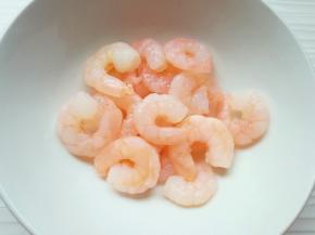 虾仁洗干净控一下水分。