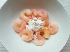 加入白酒、鲜贝露、玉米淀粉和2g食用油搅拌均匀，腌制10分钟左右。