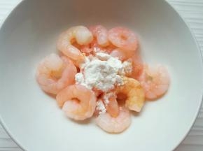 加入白酒、鲜贝露、玉米淀粉和2g食用油搅拌均匀，腌制10分钟左右。