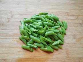 甜豆抽丝洗干净切成两半。