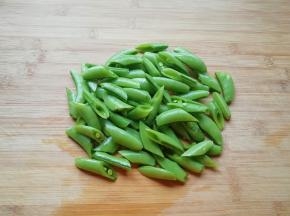 甜豆抽丝洗干净切成两半。
