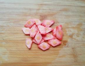 红萝卜去皮洗干净切成片。