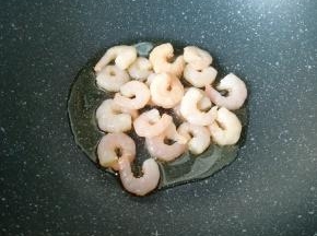 炒锅内倒适量的食用油烧热，下入腌制好的虾仁。