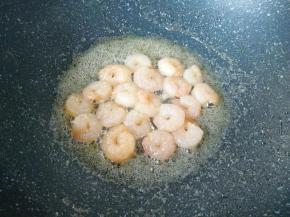 快速划炒虾仁至熟，盛出备用。