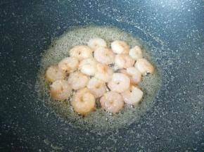 快速划炒虾仁至熟，盛出备用。